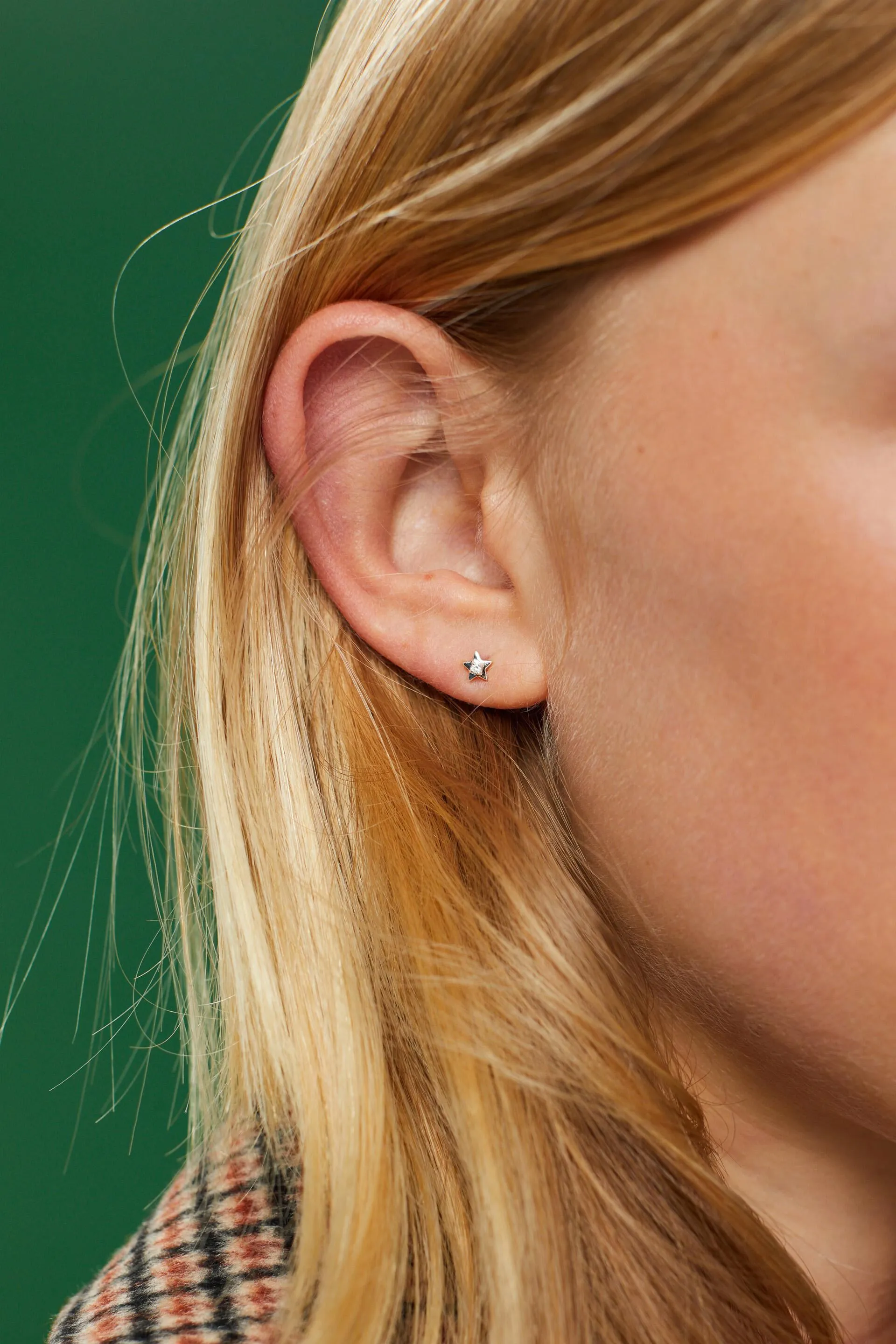 Orecchini a perno a forma di stella in argento sterling con diamante
